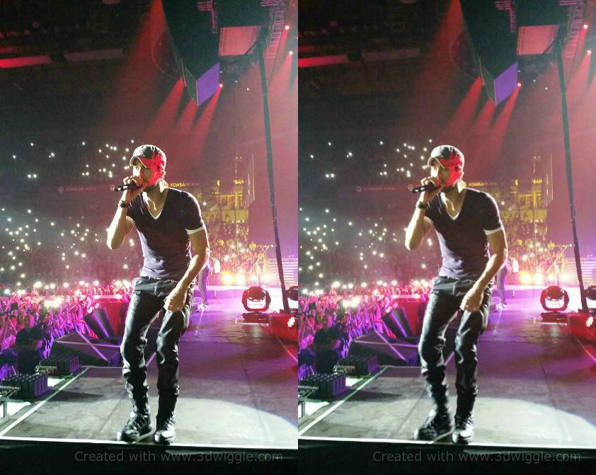 enrique iglesias singing at belgrade captured with 3dwiggle