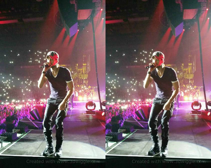 enrique iglesias singing at belgrade captured with 3dwiggle