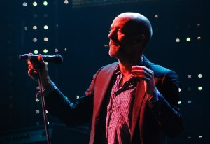 Michael-Stipe-in-concert-3dwiggle